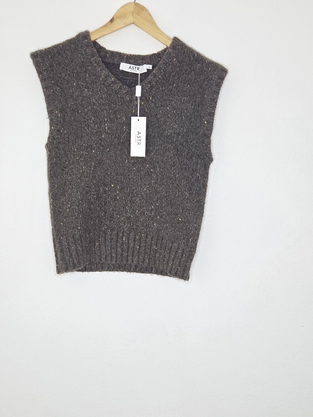 ASTR The Label Taytum V-neck Multicolor Speckled Wool Blend  Sleeveless Vest - Picture 4 of 8